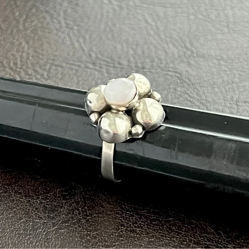 Vintage Taxco Mexico sterling silver and mother of pearl ring